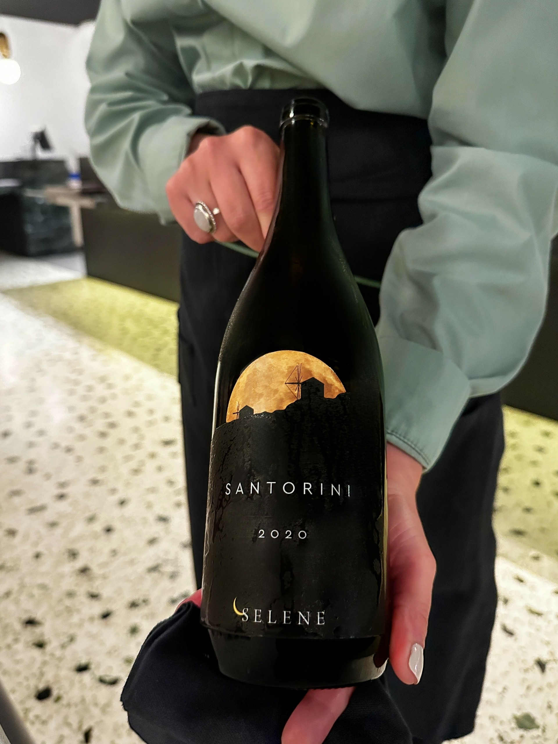 Selene: Δοκιμάζουμε το μενού του εμβληματικού εστιατορίου της Σαντορίνης