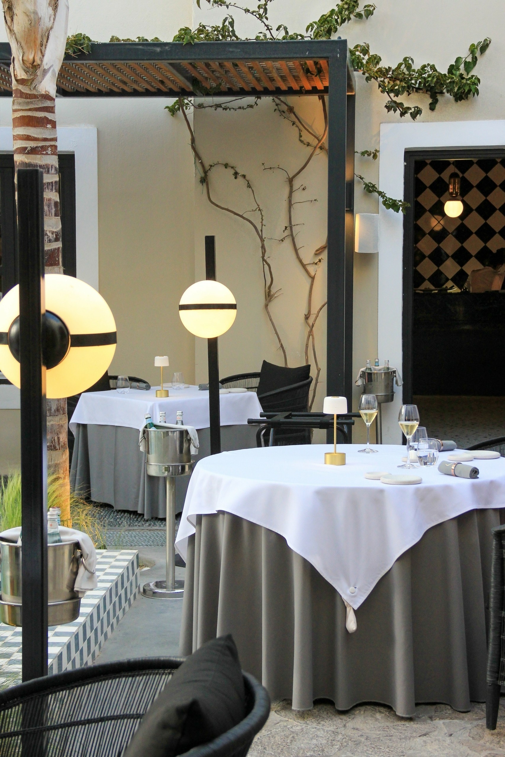 Selene: Δοκιμάζουμε το μενού του εμβληματικού εστιατορίου της Σαντορίνης