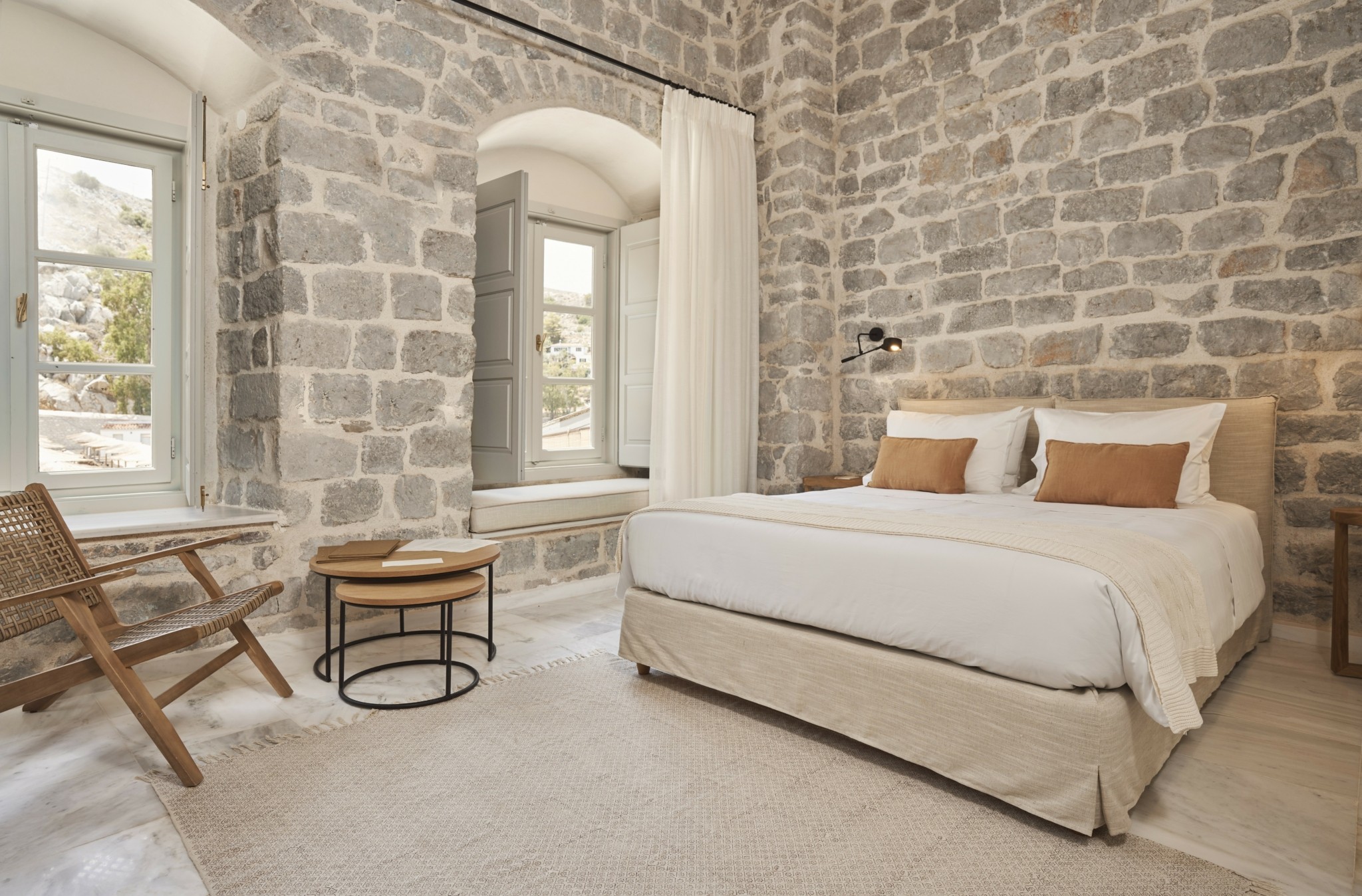 O Αγγλος που έφτιαξε το πεντάστερο μπουτίκ ξενοδοχείο στην μόνη αμμουδιά της Υδρας