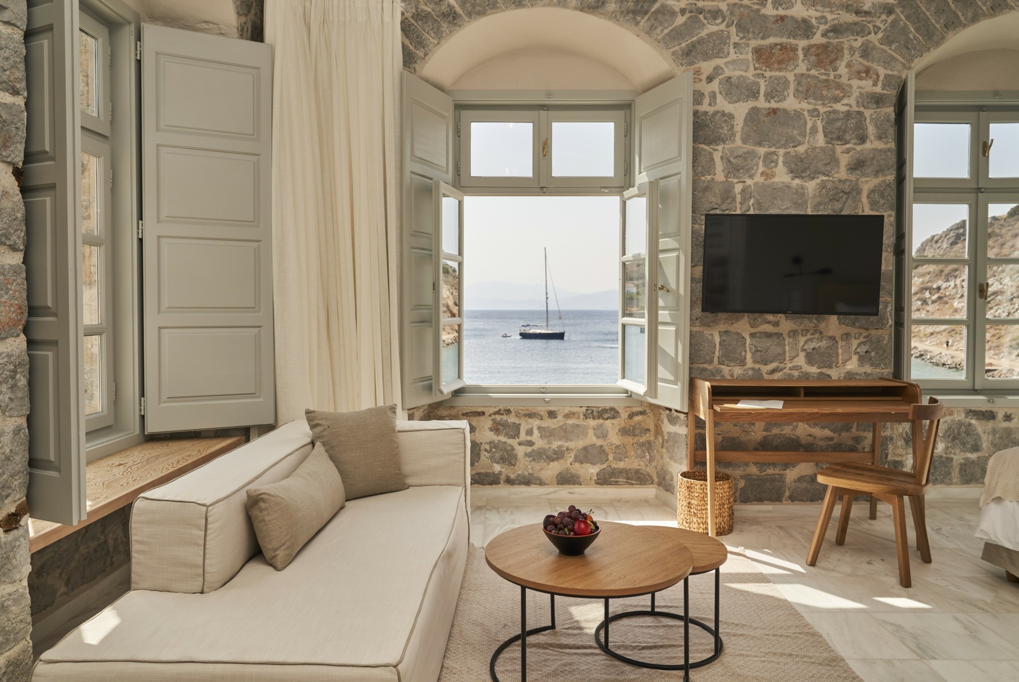 O Αγγλος που έφτιαξε το πεντάστερο μπουτίκ ξενοδοχείο στην μόνη αμμουδιά της Υδρας