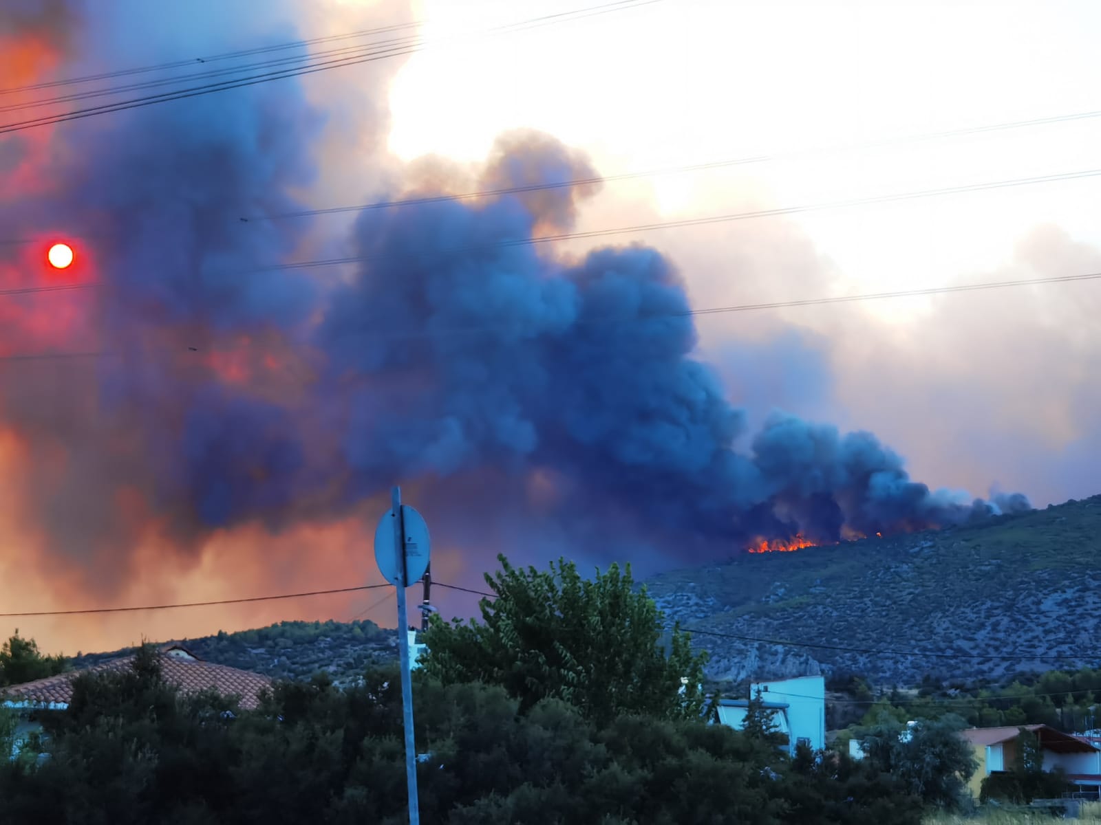 Meteo: Πώς ξεκίνησε και πώς εξελίχθηκε η καταστροφική φωτιά στην Πάρνηθα (vid)