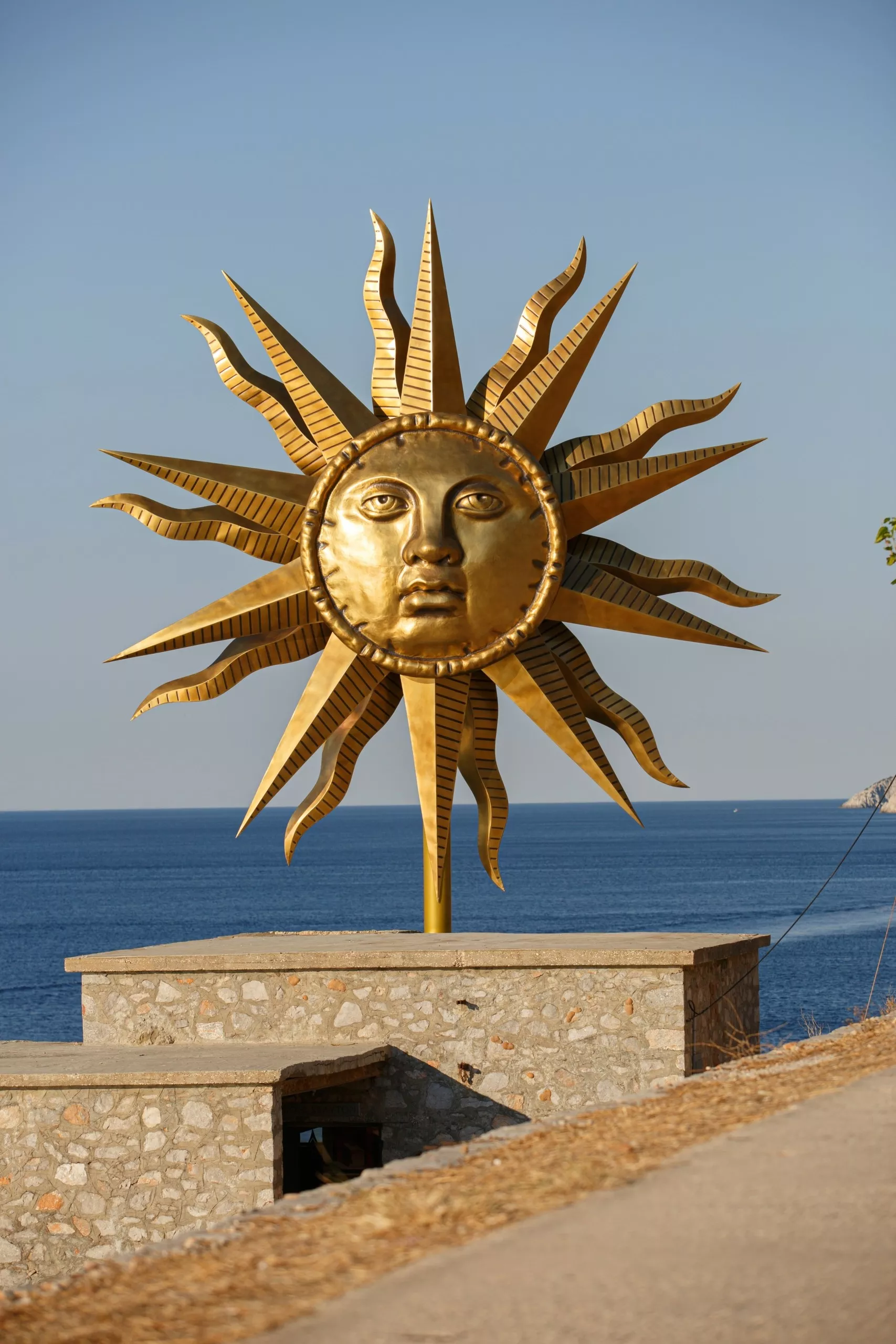 O Αγγλος που έφτιαξε το πεντάστερο μπουτίκ ξενοδοχείο στην μόνη αμμουδιά της Υδρας