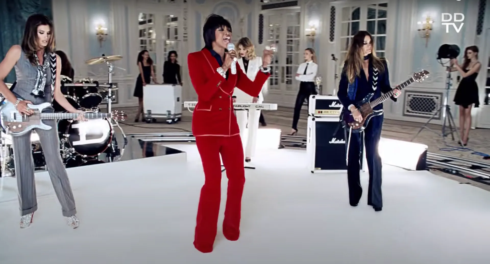 Ο ράφτης που έγινε θρύλος και λάτρευαν οι ροκ και ποπ σταρς τα τελευταία 50 χρόνια