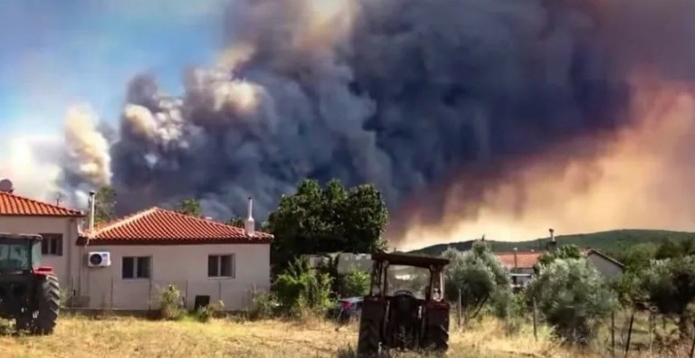 Αλεξανδρούπολη: Σε τρία μέτωπα η μάχη με τις φλόγες – Νέο «112» για εκκένωση 5 οικισμών (vid)