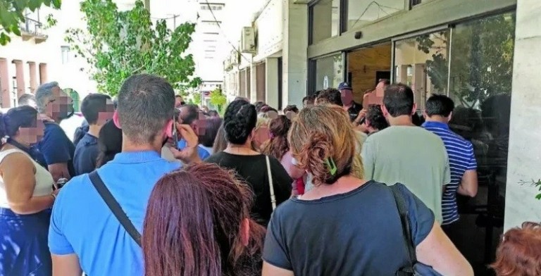 Νέες ταυτότητες: Ουρές στα αστυνομικά τμήματα για επανέκδοση της παλιάς ταυτότητας