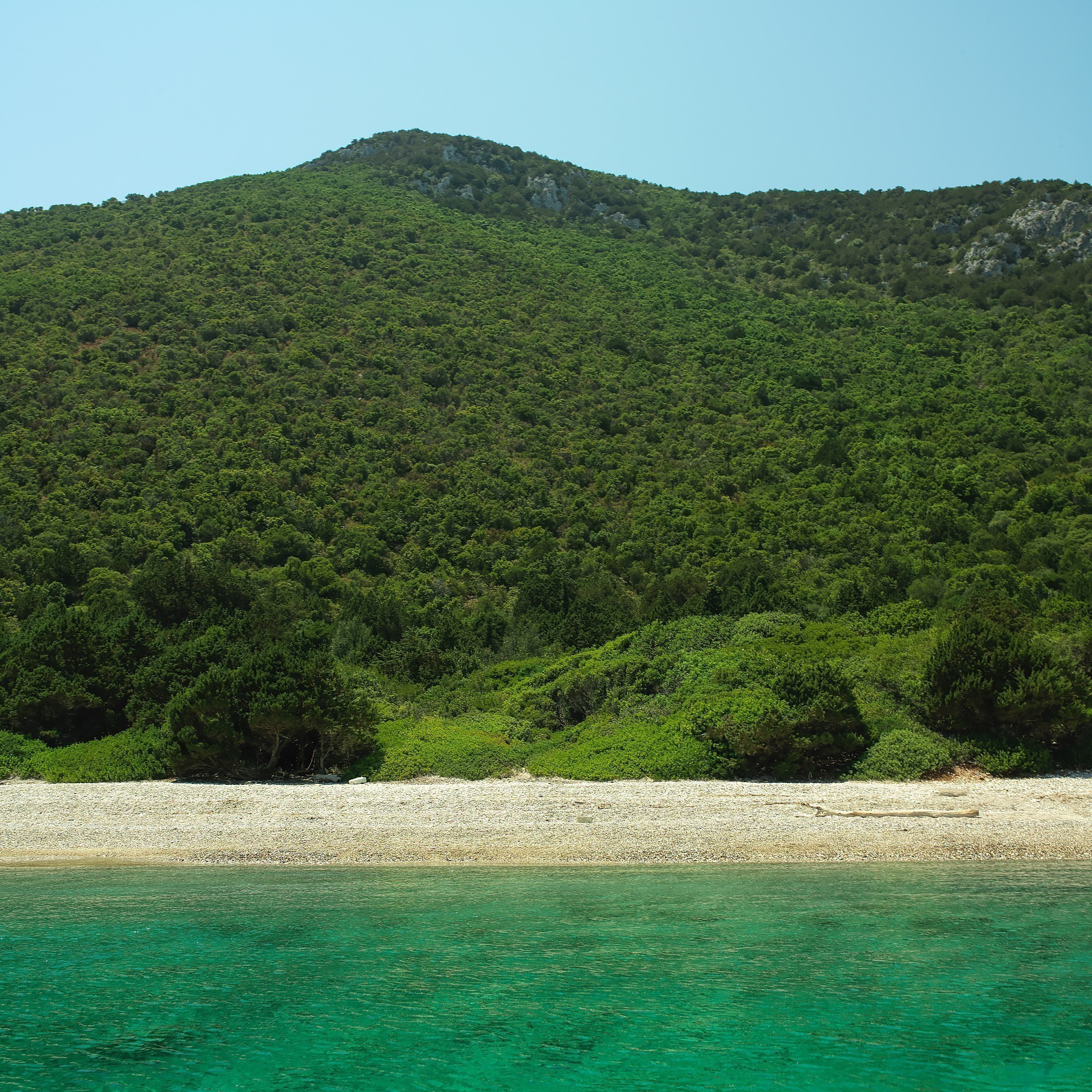 Το ιδιωτικό νησί του εφοπλιστή Τσάκου στο Ιόνιο που είναι ο παράδεισος των γιοτ