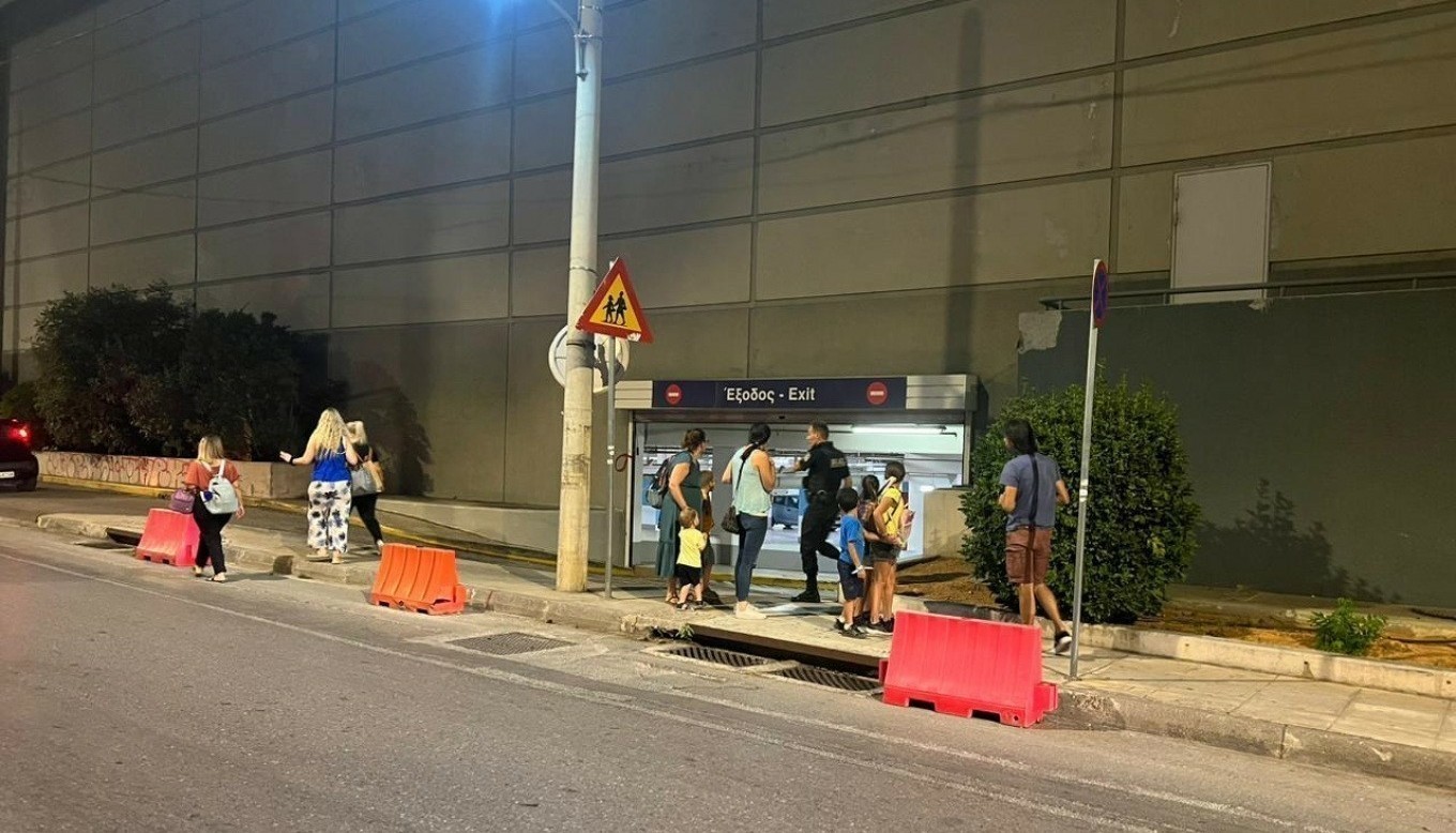 Έληξε ο συναγερμός στο Avenue: Φάρσα το τηλεφώνημα για βόμβα στον Σκλαβενίτη (vids) (upd)