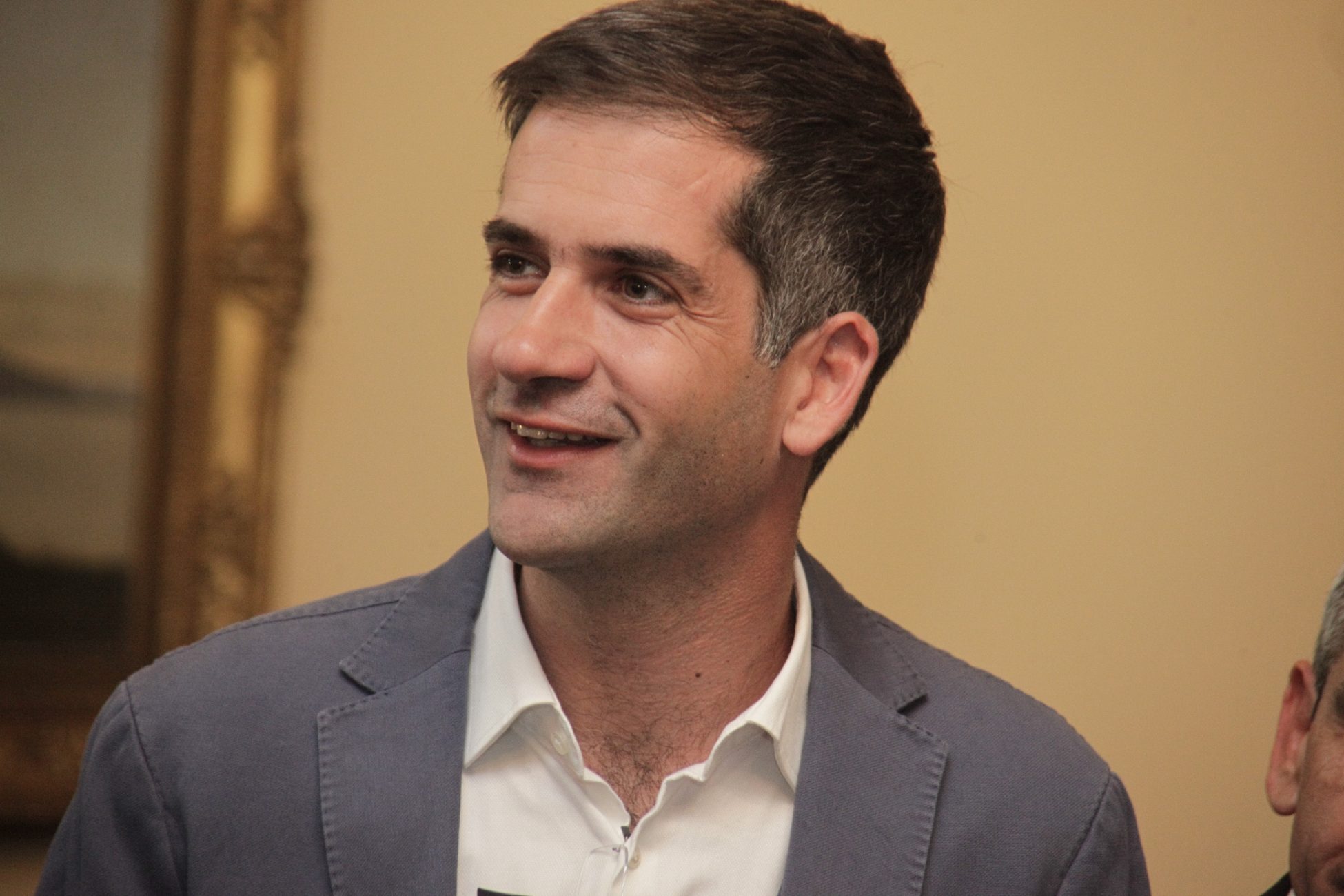 Στη Χειμάρρα για τον Φρέντι Μπελέρη ο Κώστας Μπακογιάννης