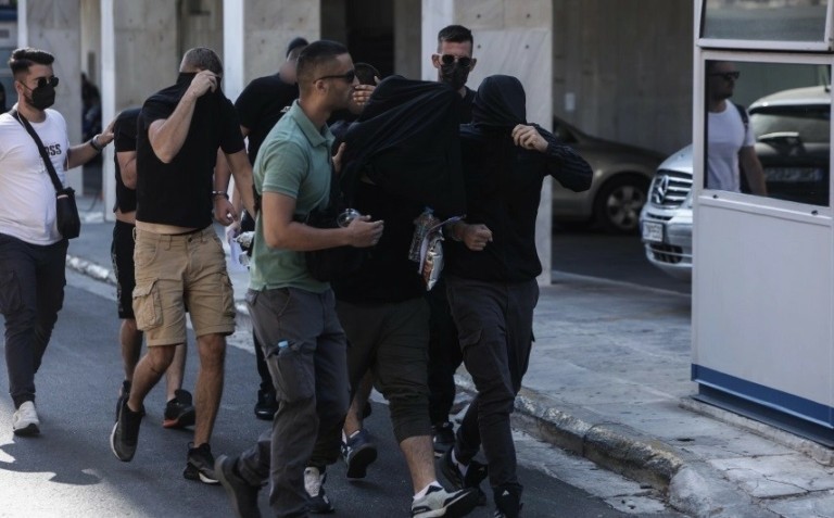 Ευελπίδων: Ένταση ανάμεσα σε οπαδούς της ΑΕΚ και την αστυνομία (vid)