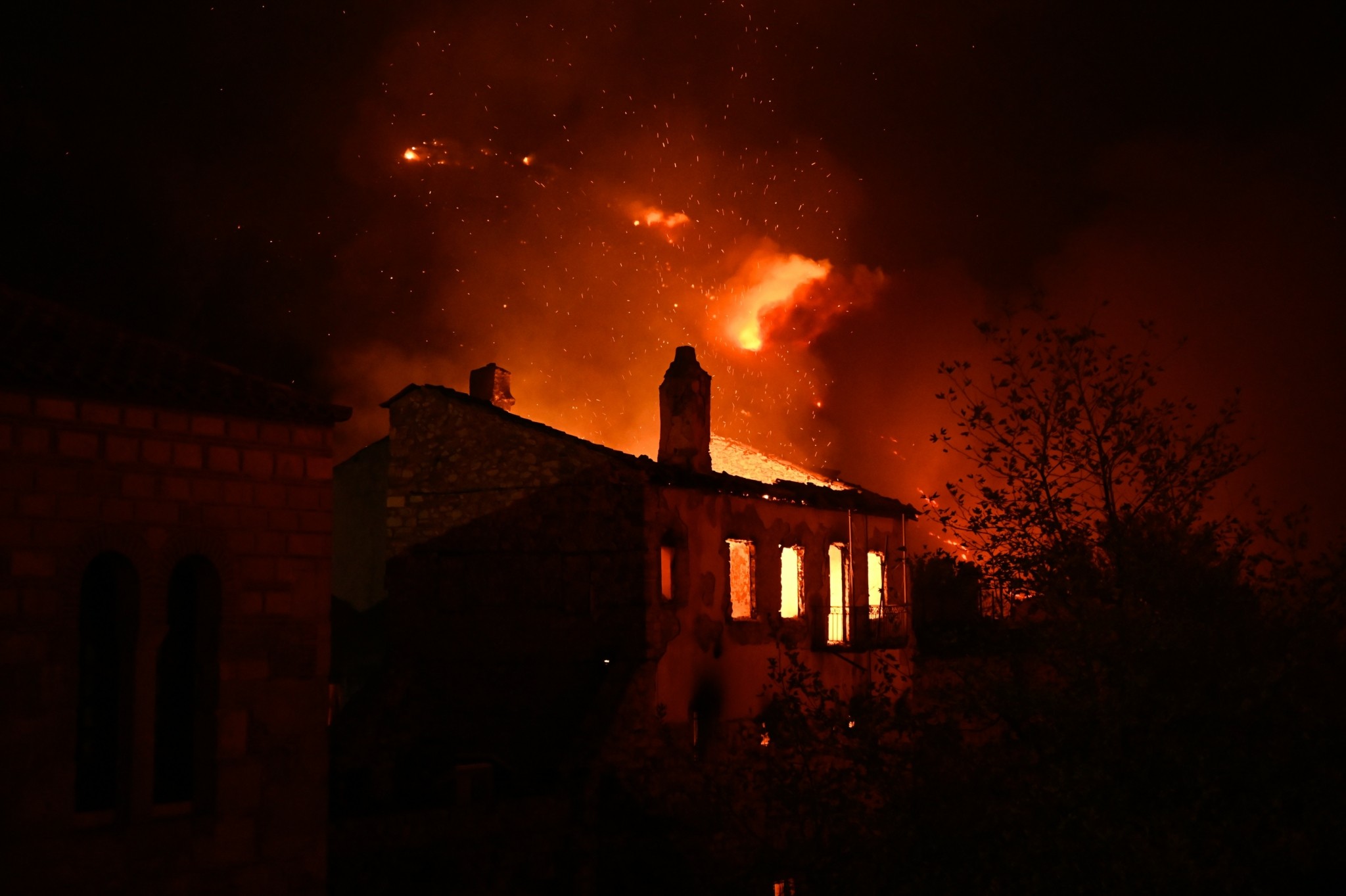 Βελτιωμένη η εικόνα στη φωτιά στην Πάρνηθα – Συνεχίζεται η μάχη με τις αναζωπυρώσεις (vids) (upd)