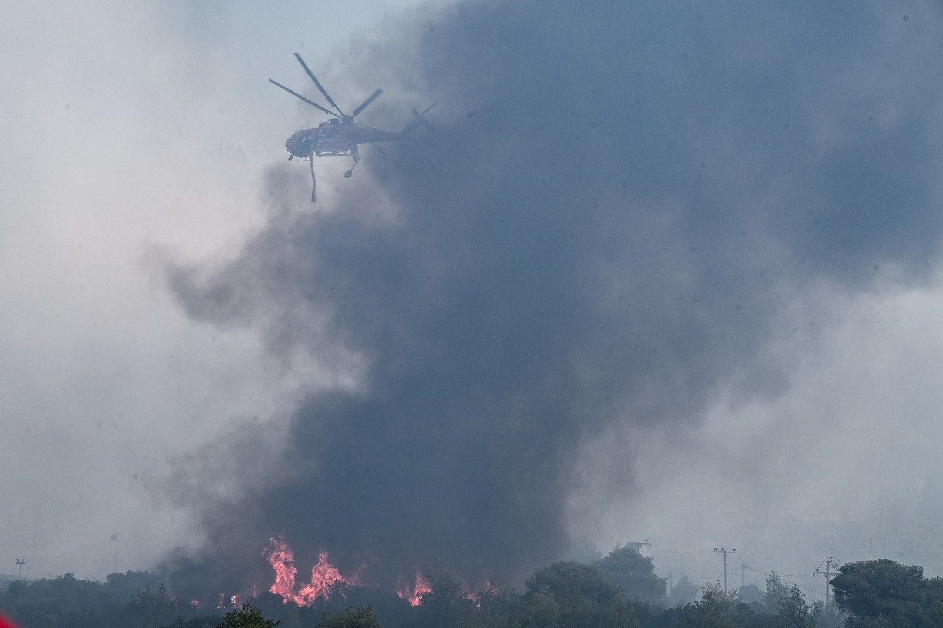 Φωτιά: Μάχη με τις αναζωπυρώσεις στην Πάρνηθα – Μεγάλη κινητοποίηση της Πυροσβεστικής και 22 εναέρια μέσα (vids) (upd)