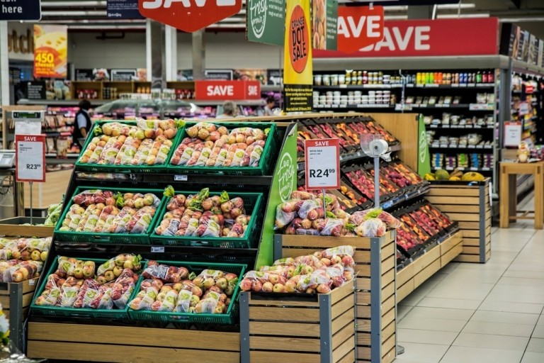 Γερμανία: Γιατί σουπερμάρκετ χρεώνει έξτρα για τρόφιμα – Η στάση των καταναλωτών 