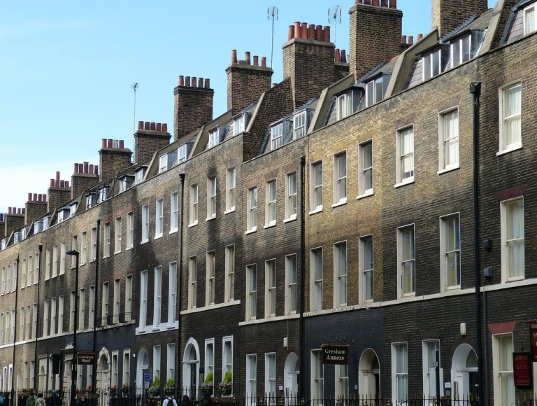 Προς χαμηλό 11 ετών οι πωλήσεις κατοικιών στη Βρετανία – Στο ναδίρ τα ενυπόθηκα δάνεια