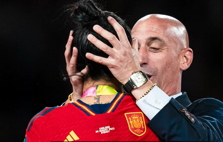 FIFA: Θέτει σε διαθεσιμότητα τον Ρουμπιάλες μετά το φιλί σε παίκτρια