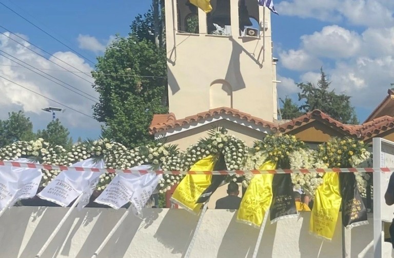 Δολοφονία στη Νέα Φιλαδέλφεια: Το «τελευταίο αντίο» στον 29χρονο Μιχάλη Κατσουρή (pic)