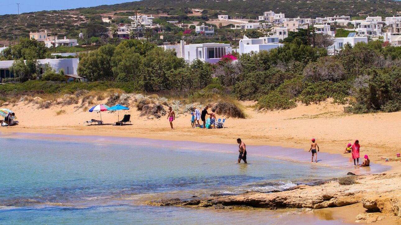 Πρώτη νίκη για το «Κίνημα της Πετσέτας»: Πώς κατάφερε να διώξει τις ξαπλώστρες από διάσημη παραλία