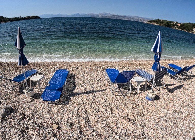 Το «Κίνημα της Πετσέτας» ελευθερώνει παραλίες – Συλλήψεις και κλείσιμο beach bar (pics)