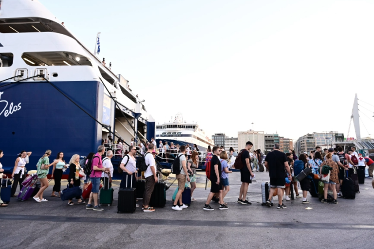 Επιβατική κίνηση Ιουλίου: Ετήσια αύξηση 7,85% στα λιμάνια Πειραιά, Ραφήνας και Λαυρίου