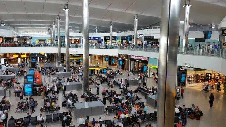 Παραμένει το «αλαλούμ» στα αεροδρόμια: Νέες νυχτερινές πτήσεις ανακοινώνει η Βρετανία