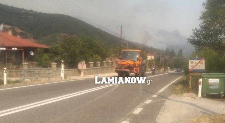 Μακρακώμη: Σε δυο μέτωπα η φωτιά – Οι ισχυροί άνεμοι δφυσκολεύουν την κατάσβεση (upd)