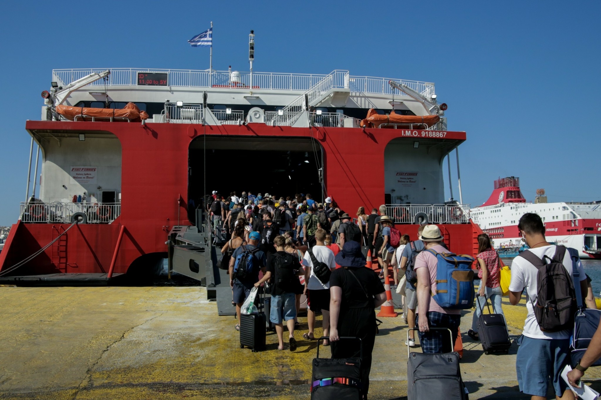 Φεύγουν και οι τελευταίοι αδειούχοι του Αυγούστου – 32.580 επιβάτες μόνο από Πειραιά (vid)