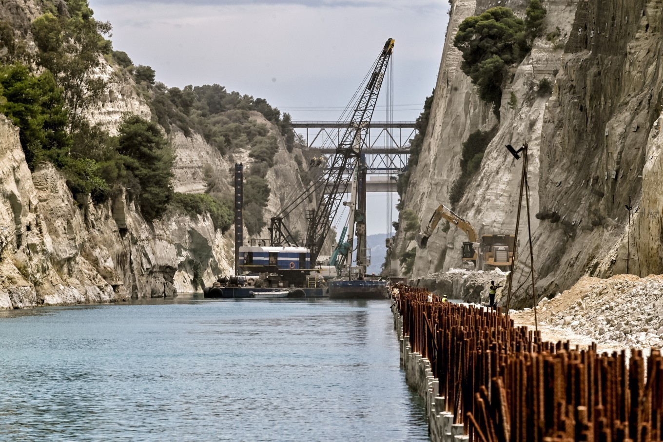 Διώρυγα της Κορίνθου: Φορτηγό πλοίο προσέκρουσε στον δίαυλο – Απαγορεύτηκε ο απόπλους