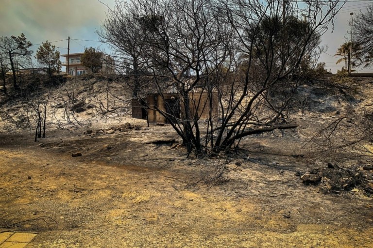 Ρόδος: Χρηματοδότηση €587.200 για αποκατάσταση υποδομών σε οικισμούς που επλήγησαν από τις φωτιές