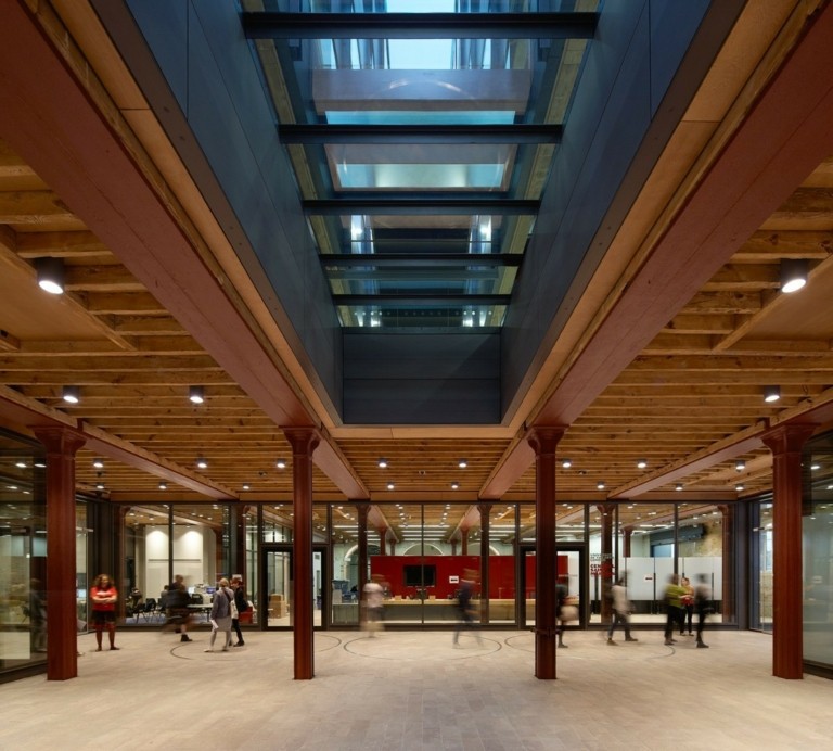 Το διάσημο κολλέγιο με τα δίδακτρα των 30.000 ευρώ που “βγάζει” τα κορυφαία ταλέντα της Μόδας και των Τεχνών