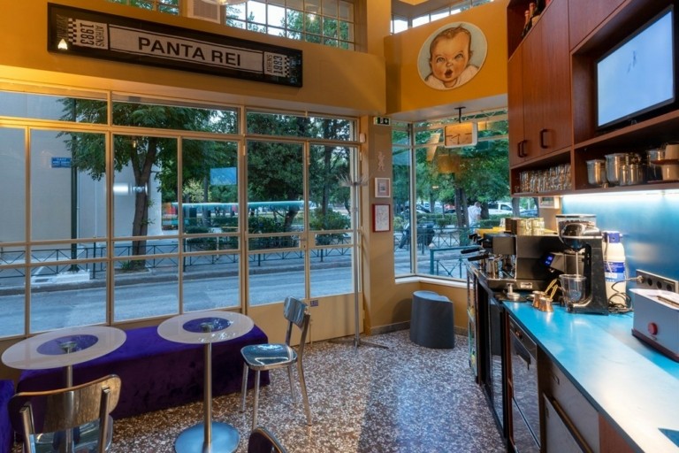 Titanas – Το σύγχρονο καφενείο των 11 τετραγωνικών είναι μνημείο cult αισθητικής