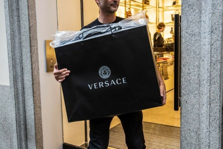 Mega deal στον τομέα luxury: Άλλαξε χέρια η μητρική της Versace έναντι $8,5 δισ.