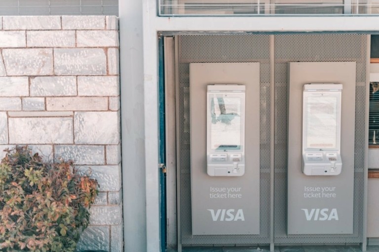 Visa: Τοποθετήθηκαν τα πρώτα έξι μηχανήματα αυτόματης έκδοσης εισιτηρίων (pics)