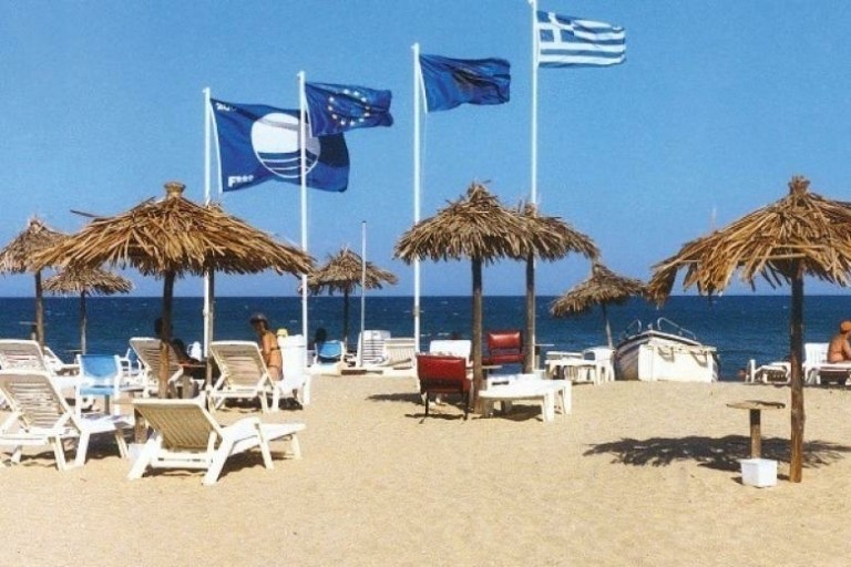 Ζάκυνθος: Σύλληψη τριών επιχειρηματιών για παράνομα ομπρελοκαθίσματα σε παραλία του Λαγανά