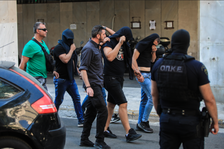 Νέα Φιλαδέλφεια: Σαρωτικές έρευνες για τον εντοπισμό του δολοφόνου του 29χρονου – Ως την Κυριακή οι απολογίες των χούλιγκαν (vid)