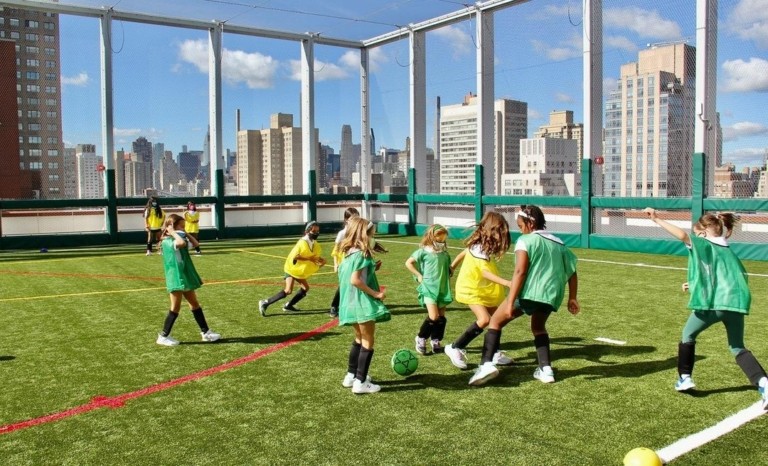 Το διάσημο σχολείο θηλέων της Νέας Υόρκης με τα δίδακτρα των 60.000 ευρώ ετησίως