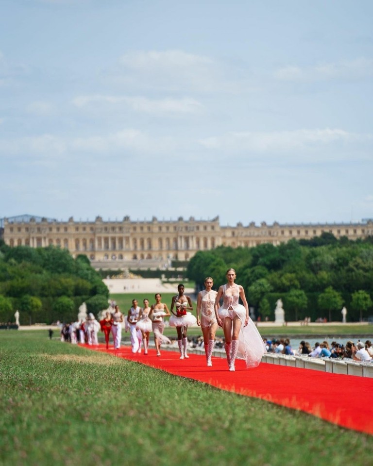 Αυτό είναι το brand φαινόμενο στη Μόδα – Γιατί επιμένει να λέει “όχι” στις θηριώδεις προτάσεις εξαγοράς