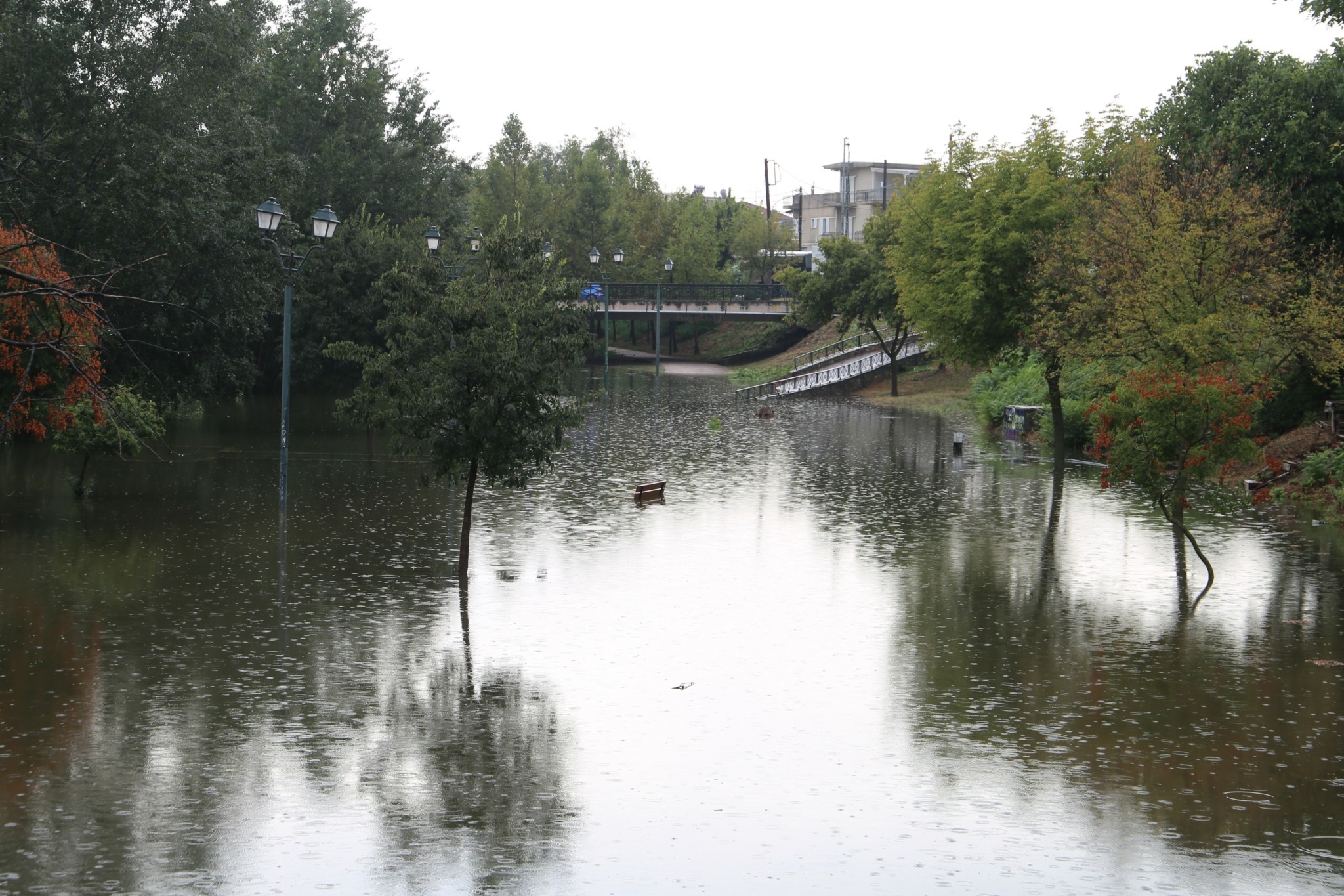 Κακοκαιρία Daniel: Αγωνία στη Λάρισα από τον φουσκωμένο Πηνειό – Έσπασε ανάχωμα (pics)