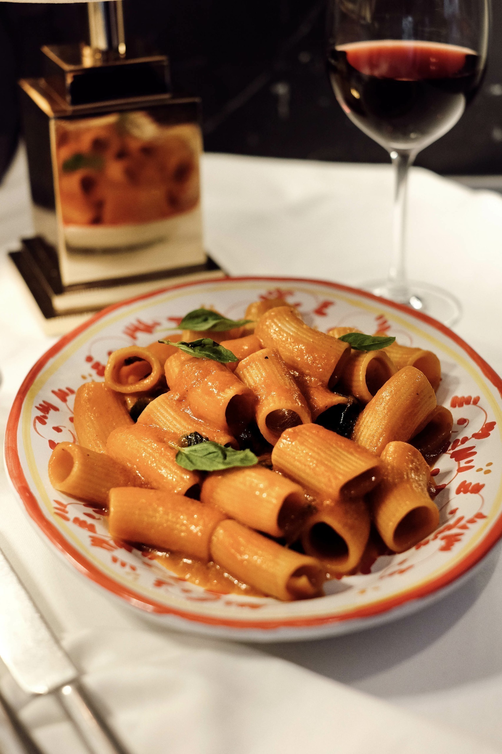 Ιταλο-αμερικάνικο comfort food – Πώς ένα εστιατόριο στη Σαντορίνη γεννά μια νέα απολαυστική τάση 