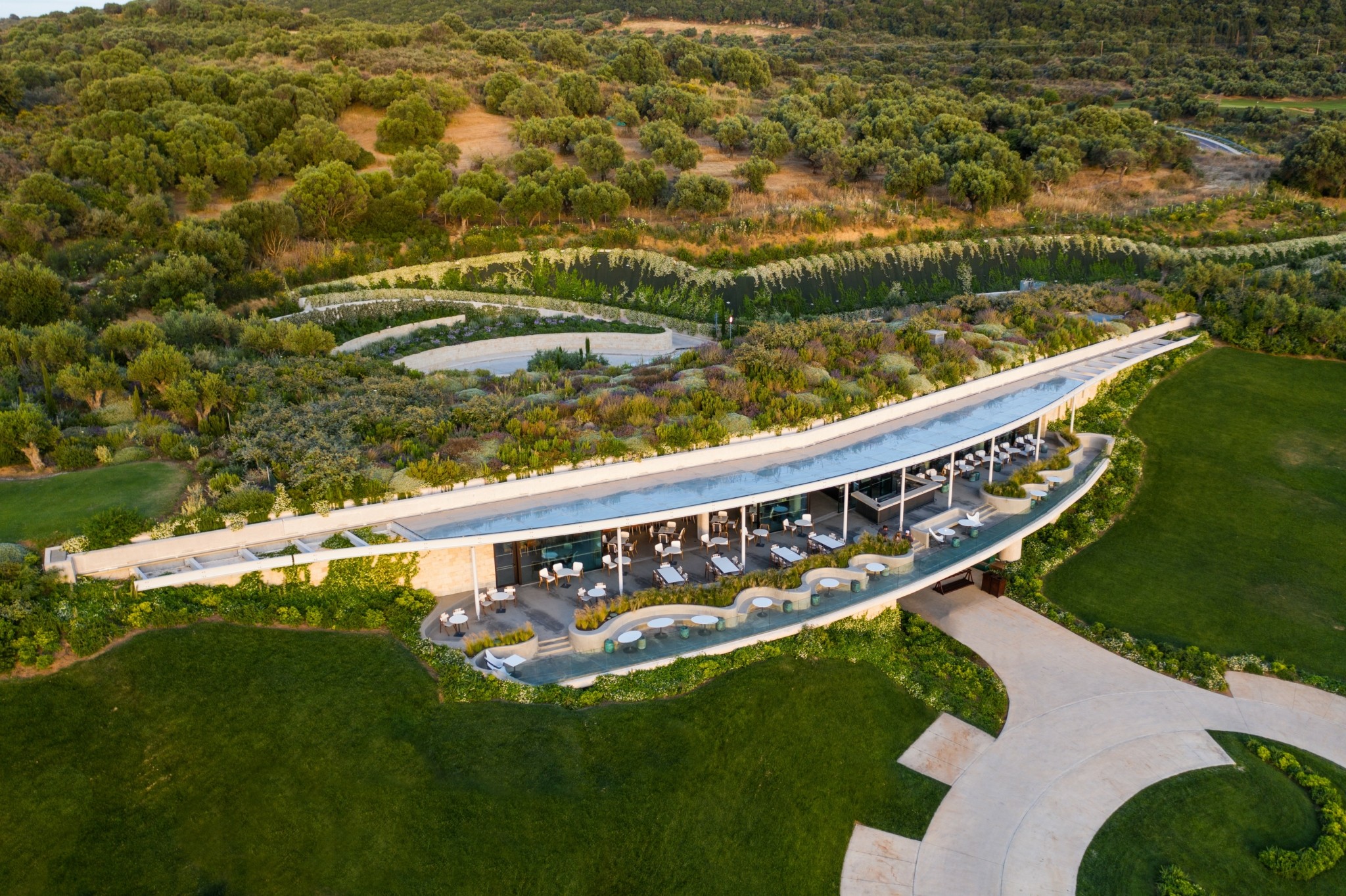 Πώς είναι η ζωή μέσα στο νέο Mandarin Oriental Costa Navarino – Σουίτες, εστιατόρια και design του κορυφαίου resort