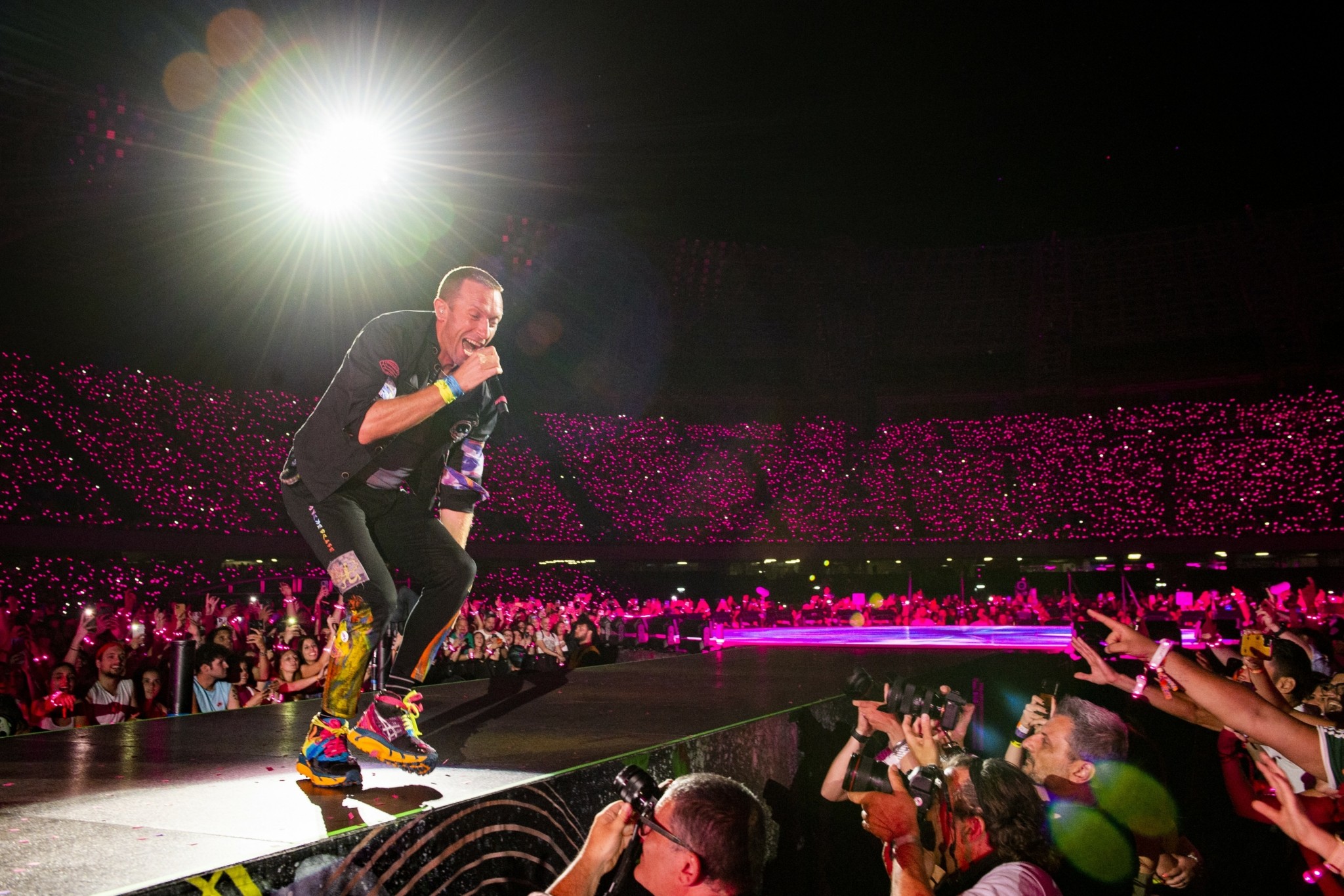Coldplay: Σε εξωφρενικές τιμές η μεταπώληση εισιτηρίων για τις συναυλίες στην Αθήνα από όσους πρόλαβαν να αποκτήσουν