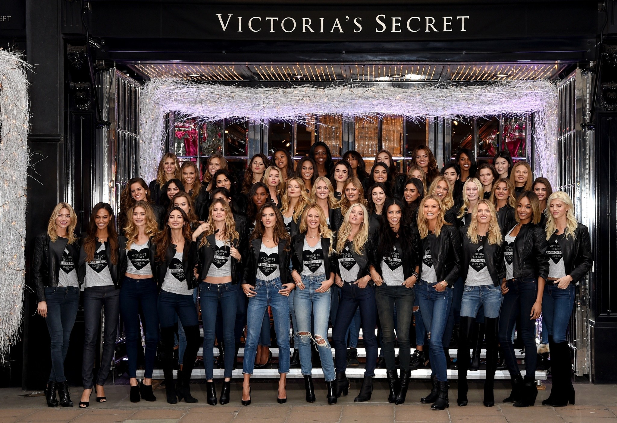 Victoria’s Secret: Ο διάσημος οίκος εσωρούχων αναγεννιέται – Η ιστορία, τα σκάνδαλα και οι “άγγελοί” του
