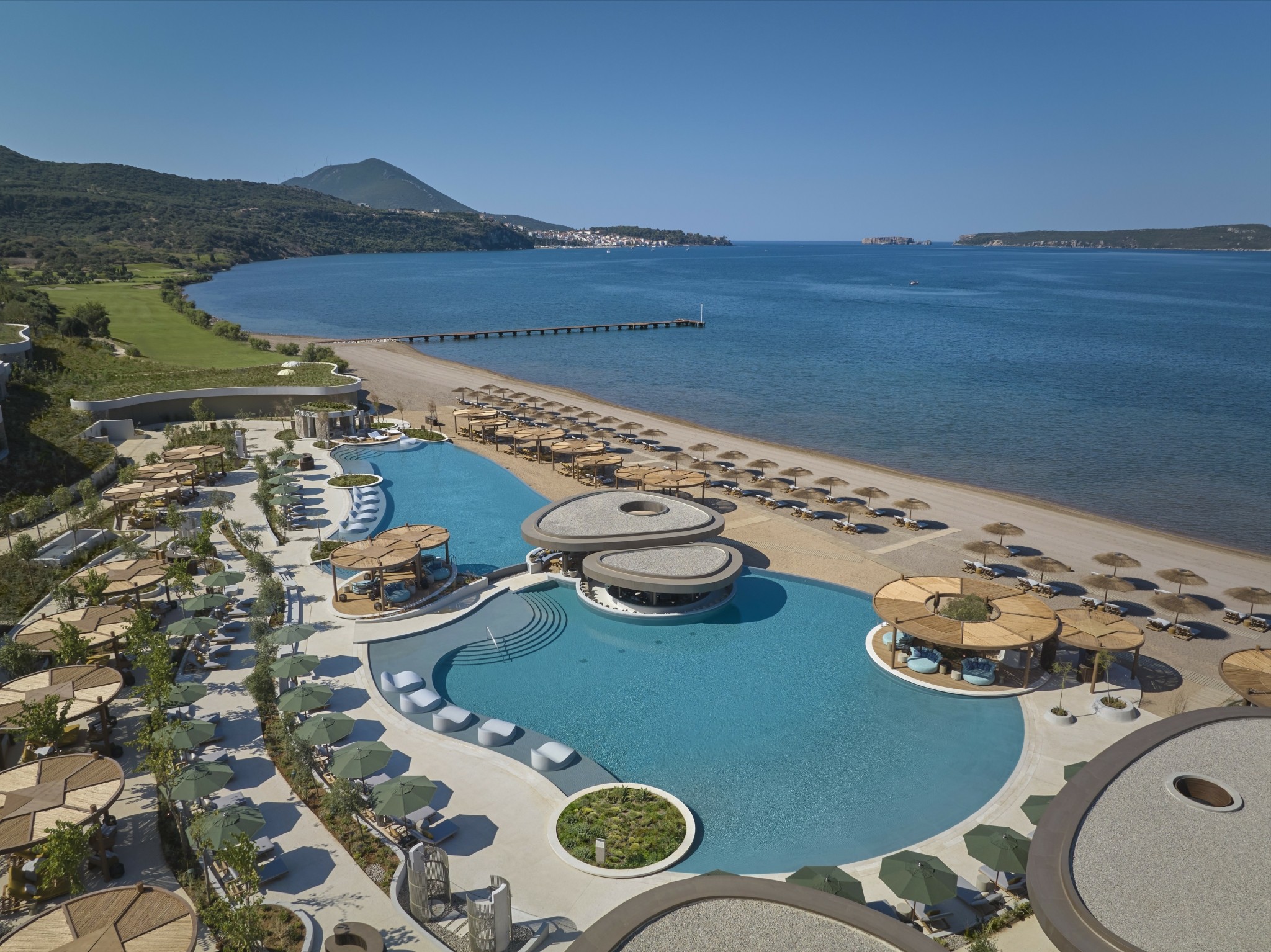 Πώς είναι η ζωή μέσα στο νέο Mandarin Oriental Costa Navarino – Σουίτες, εστιατόρια και design του κορυφαίου resort