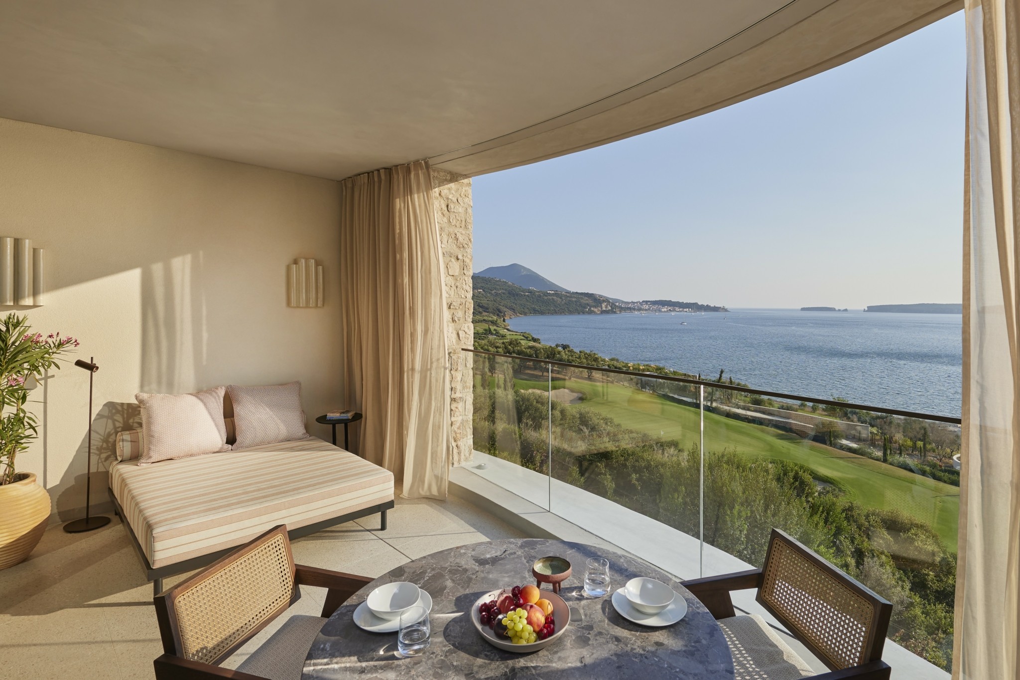 Πώς είναι η ζωή μέσα στο νέο Mandarin Oriental Costa Navarino – Σουίτες, εστιατόρια και design του κορυφαίου resort