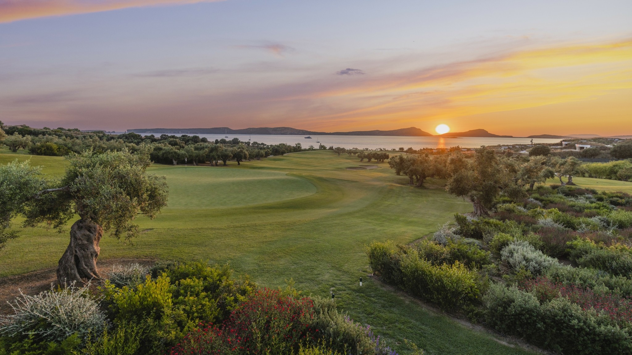 Πώς είναι η ζωή μέσα στο νέο Mandarin Oriental Costa Navarino – Σουίτες, εστιατόρια και design του κορυφαίου resort