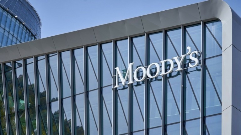 Moody’s: Πώς οι μεταρρυθμίσεις άνοιξαν το δρόμο για αναβαθμίσεις στην αξιολόγηση της Ελλάδας – Οι πιθανοί κίνδυνοι