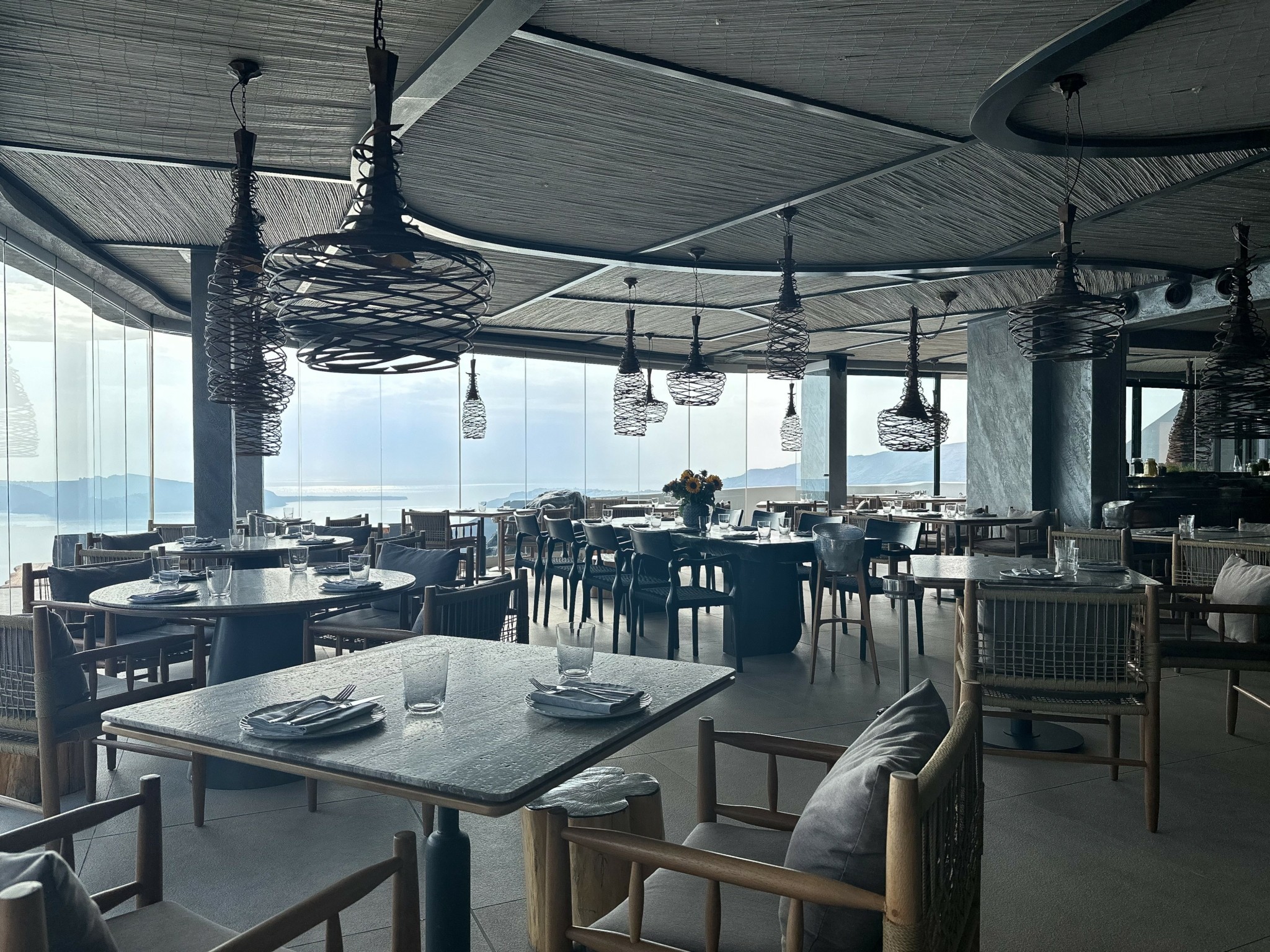 Ένα εστιατόριο στη Μύκονο κι ένα στη Σαντορίνη: Οι πιο ηδονιστικές εμπειρίες φαγητού των δύο νησιών