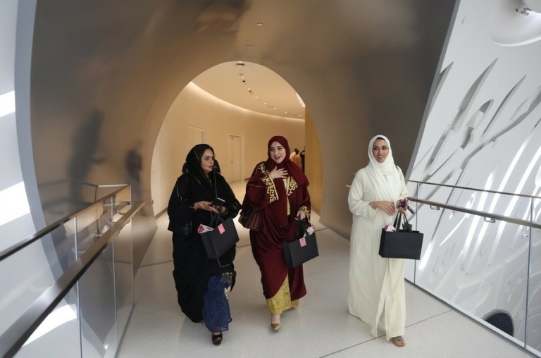 Γαλλία: Επιστροφή στα θρανία με την απαγόρευση της αμπάγια να κυριαρχεί (vid)