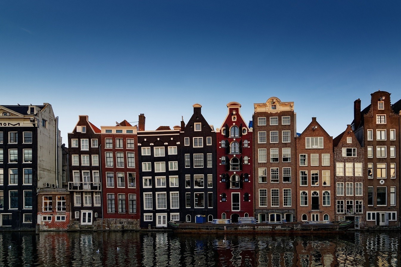 Άμστερνταμ: Πώς προσπαθεί να απαλλαγεί από τους «ενοχλητικούς» τουρίστες (tweets + vids)