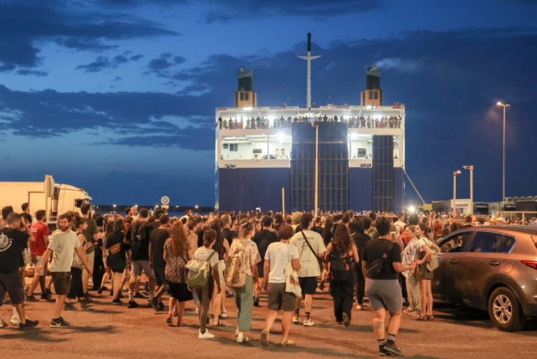 Με καθυστέρηση περίπου έξι ωρών απέπλευσε το Blue Horizon από το Ηράκλειο λόγω διαμαρτυρίας πολιτών (pics)