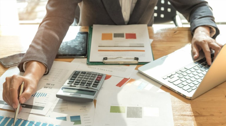 Στο στόχαστρο της εφορίας μεταβιβάσεις ακινήτων με μετρητά – Έλεγχοι και σε παλιές υποθέσεις