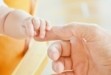 Επίδομα μητρότητας: Τι αναφέρει η τροπολογία για τα ομόφυλα ζευγάρια (vid)
